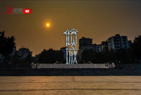 2017-11-04	�γ����ƣ�����ǡ������������򣺴��Ͼ��� ������˹		���ߣ�������		��λ��������		�γ̼�飺����ǡ�����������ϸ�߻��Ĺųǹ����Ļ���¼Ƭ�������Ŷ������þ�ͷ�����߽��ų�С��������Ƿ���ɵ������봿�档����ϸ��