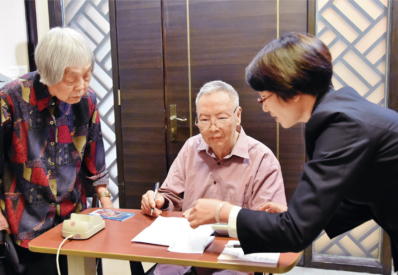 2017年3月21日,卢永根、徐雪宾夫妇二人签字捐赠880余万元。 华南农业大学供图