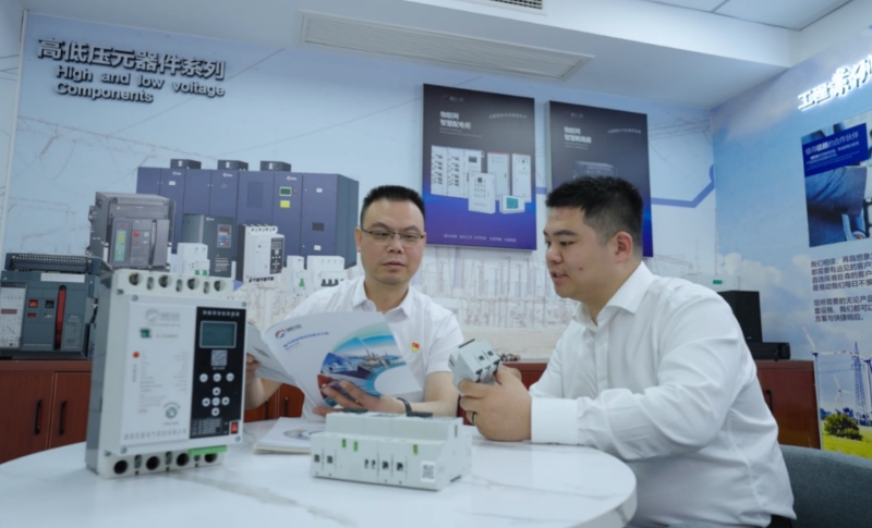 湖南工行客户经理在湖南某电气集团实地尽调，并提供高效全面金融服务。受访单位供图