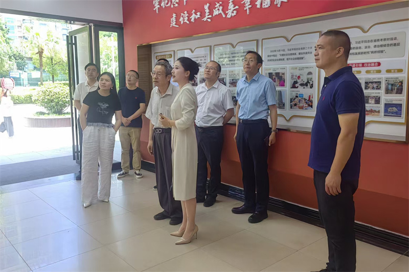调研团队走进咸嘉新村社区党群服务中心。受访单位供图