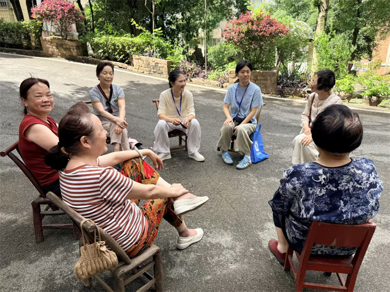 社区工作人员深入群众，收集居民建议。受访单位供图