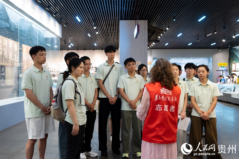 在遵义会议会址纪念馆，青年党员在接受教育。人民网 涂敏摄