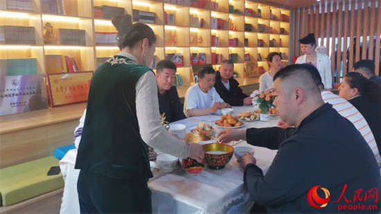 伊宁市花城里社区的一场“伊犁人的奶茶会”协商议事会。人民网记者 陈新辉摄