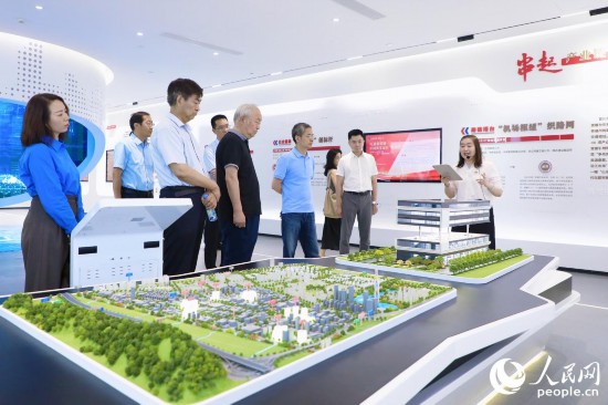 调研团在福州左海集团了解“一建五通,路链八方”与“红链共园”产业链党建链条矩阵。人民网 李唯一摄