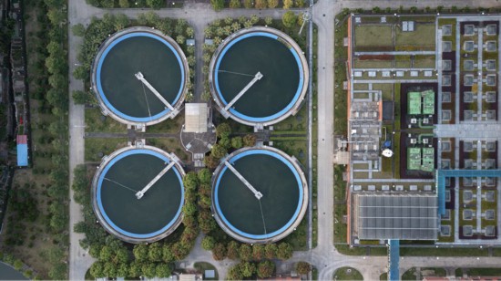 现代化城市的流畅运转离不开先进的基础设施。图为俯瞰环境整洁优美的洋里污水处理厂(福州水务集团无人机拍摄画面)。