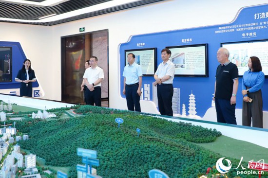 福建是数字中国建设的思想源头和实践起点,福州软件园则是“数字福建”建设的示范窗口。图为调研团在园区现场了解党建引领数字产业发展情况。人民网 李唯一摄
