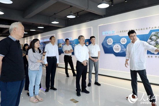 调研团在福州市仓山区瑞科医药健康产业园了解党建引领园区产业链延链发展情况。人民网 李唯一摄