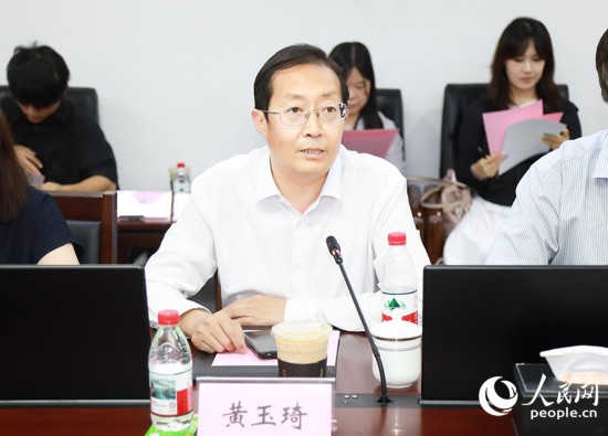人民网党建研究专员黄玉琦。