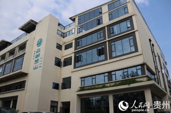 村里的产业大楼拔地而起。人民网 黄小桃摄