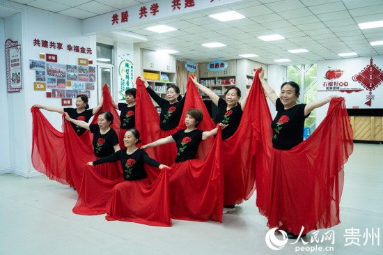 居民在社区老年学校上舞蹈课。人民网 阳茜摄