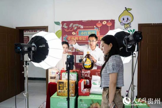 青年企业家通过直播带货宣传农特产品，打开销路。人民网 阳茜摄