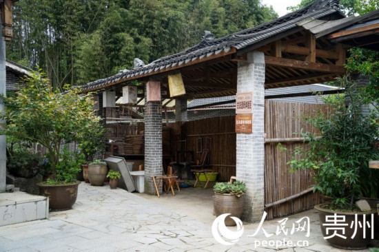 古法造纸体验区。人民网 阳茜摄