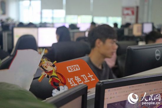 “红色卫士”把关站岗，当好网络空间“清道夫”。人民网 林铭贤摄