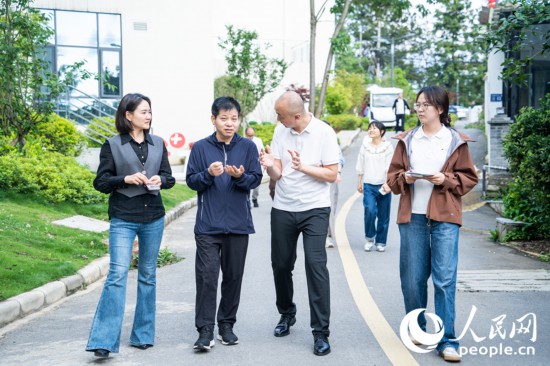 党建调研行走进贵州乡村，调研当地党建工作情况。人民网 阳茜摄